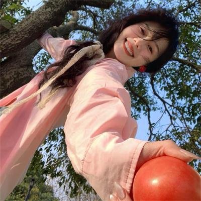 给小酒馆女子喝高杯酒